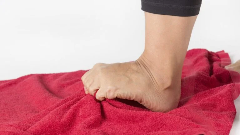 Ćwiczenia na zapalenia powięzi podeszwy: 10 kroków, które pomogą złagodzić ból